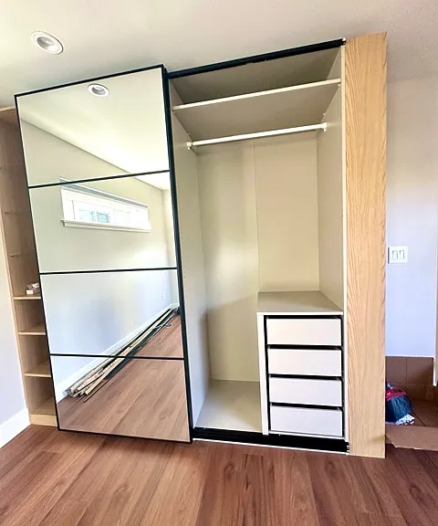 Bedroom oversize closet