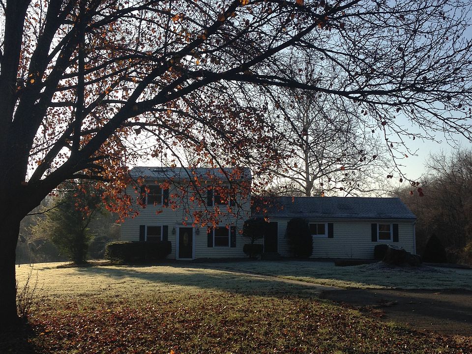 view of front of house 5 acres! Landlord cuts grass at no ex