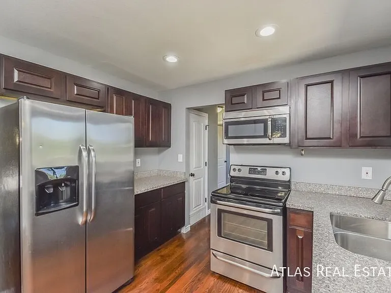 524 Rowe Ln — Photo 3