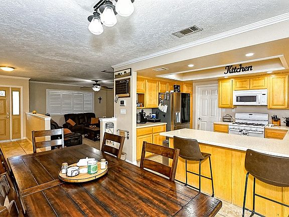 3rd image of 15052 Temecula Rd