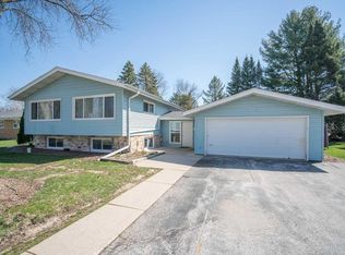 1231 Blue Dahlia Rd, Oconomowoc, WI 53066
