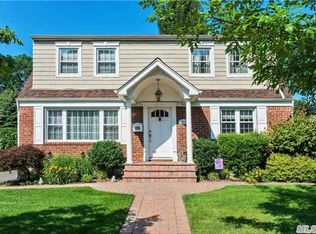 211 Maeder Ave, Merrick, NY 11566