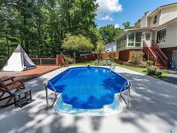 2nd image of 2614 Royal Cir