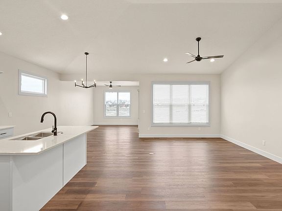 4th image of 8 Frank Ct