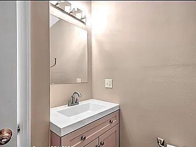 5th image of 903 Center St