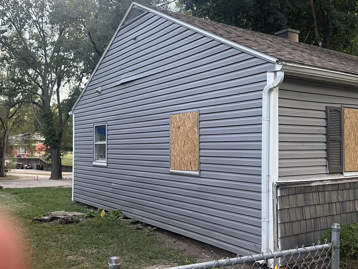 Building Photo - 1014 E Behrends Ave