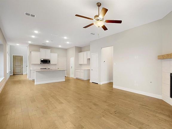 4th image of 716 Brenham Ave