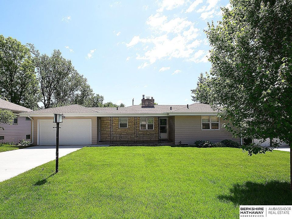 1st image of 821 Parkwood Ln