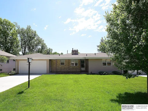 821 Parkwood Ln, Omaha, NE 68132