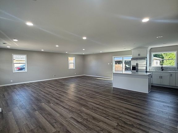 2nd image of 547 Redwood Rd