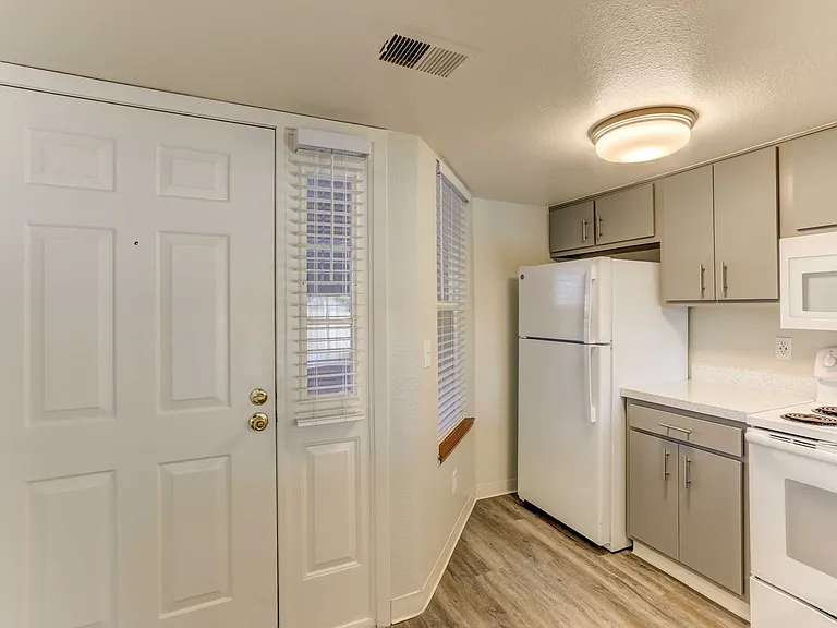Dover Commons Apartments — Photo 9