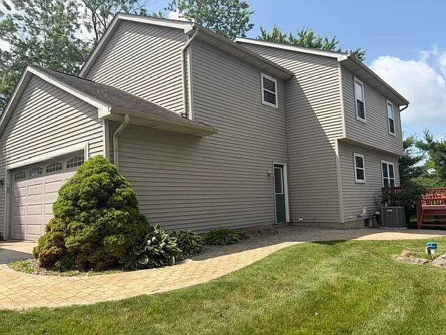 328 N Pointe Dr — Photo 25