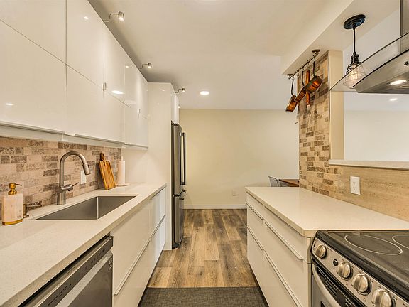 3rd image of 428 Agnes St #310