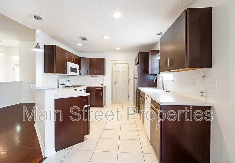 1490 Newcastle Way — Photo 5
