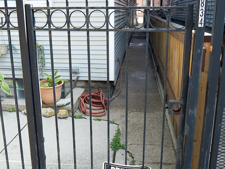 2834 W Fletcher St #2R — Photo 2