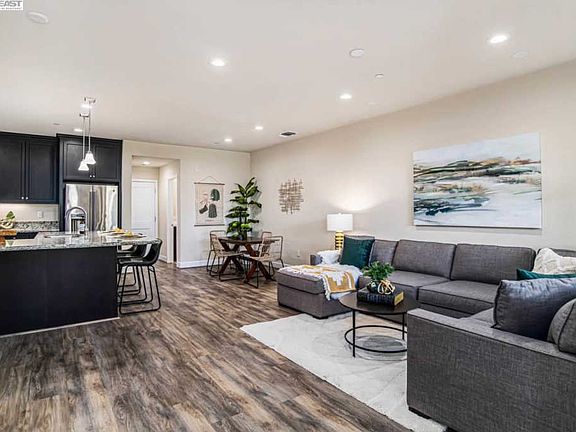5th image of 548 Sandalwood Dr