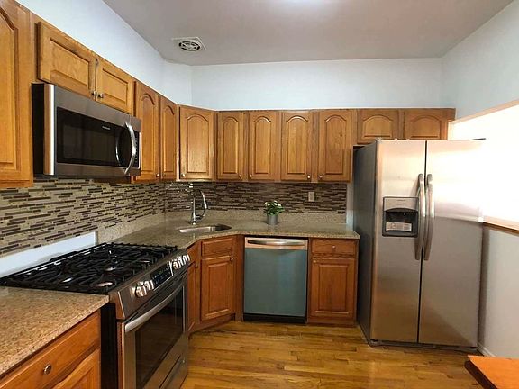 5th image of 230 Gates Ave #2L