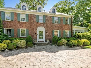 1 Birch St, Great Neck, NY 11023