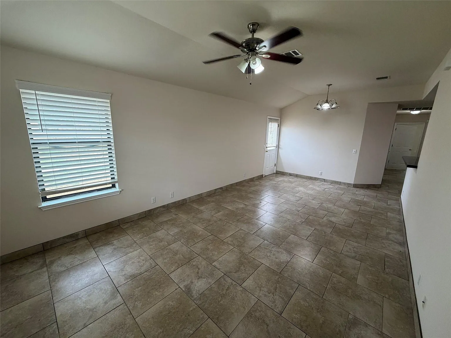 3 bed, 2.0 bath, 1064 sqft, $1,350 — Photo 4