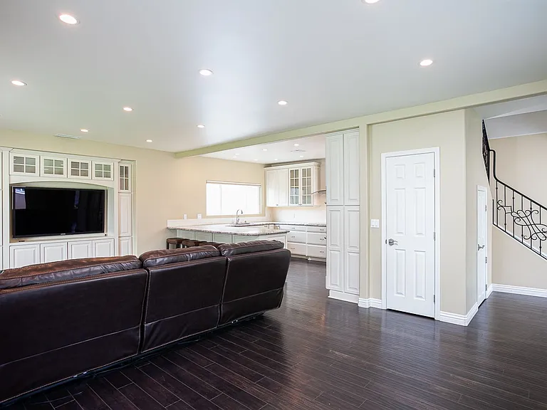 1044 E Palmyra Ave — Photo 11