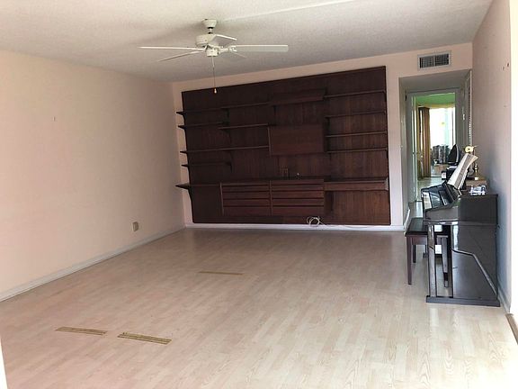 5th image of 214 Greenbrier Cir #A