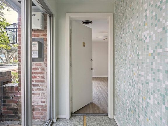 3rd image of 1508 Constantinople St APT 1