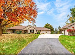 N2941 Valley View Dr, Hortonville, WI 54944