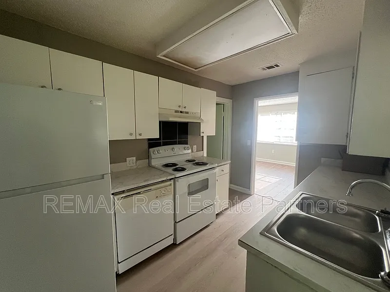 3 bed, 1.0 bath, 900 sqft, $1,150 — Photo 4