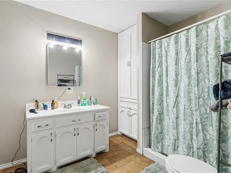 700 E Sam Houston Blvd — Photo 9