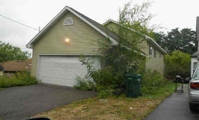 2nd image of 912 Earl St