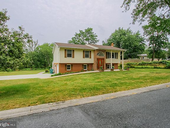 2nd image of 3810 Manor Dr