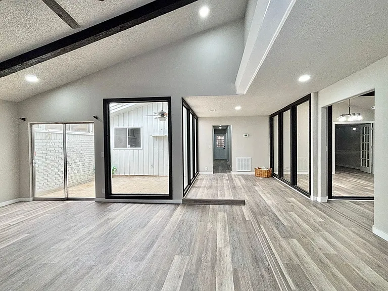 5202 Metcalf — Photo 22