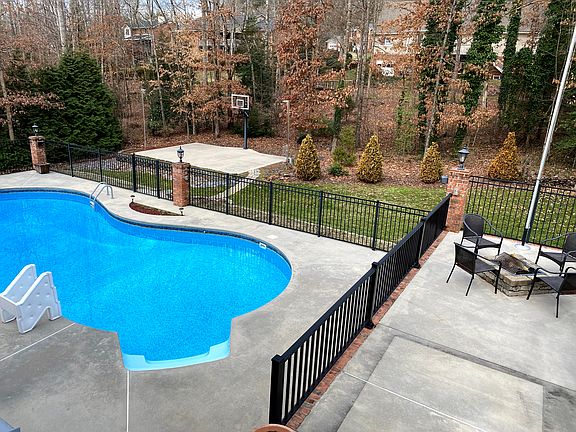 3rd image of 1009 Barrington Dr NE