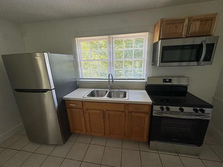 141 Massey St — Photo 4