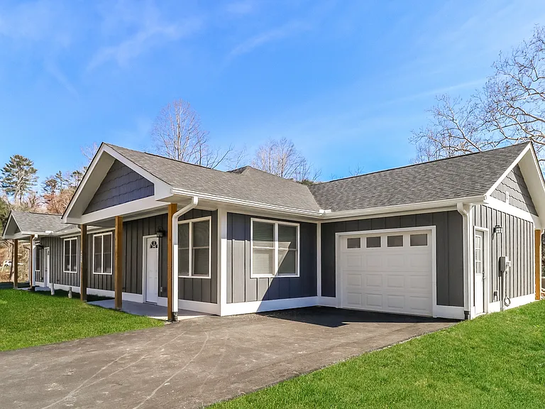 216 Sycamore Cove Rd — Photo 2