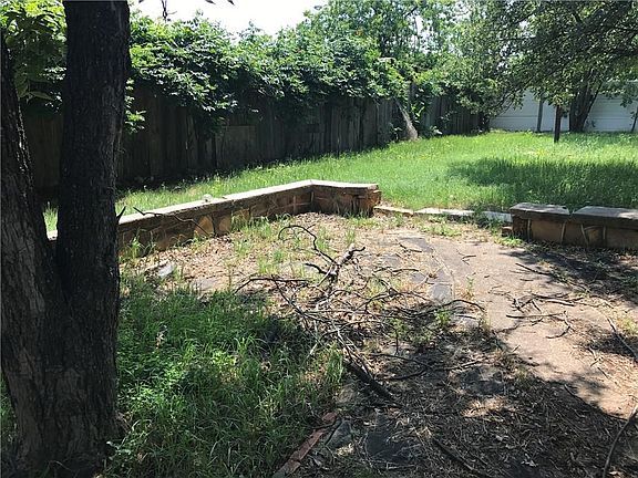 4th image of 209 S Jackson St