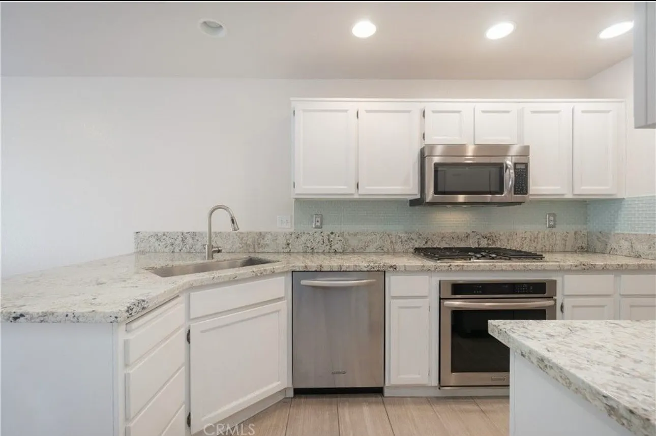 3 bed, 1239 sqft, $3,450 — Photo 2