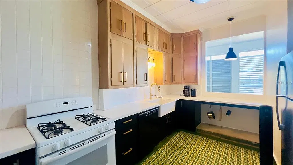 3 bed, 2.0 bath, 2300 sqft, $2,400 — Photo 4
