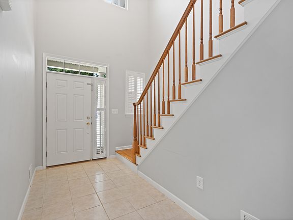5th image of 48 Hoover Ave