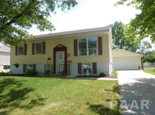 1833 Columbus Dr, Pekin, IL 61554