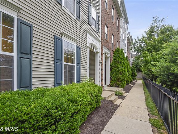 3rd image of 71 Swanton Mews Unit 200