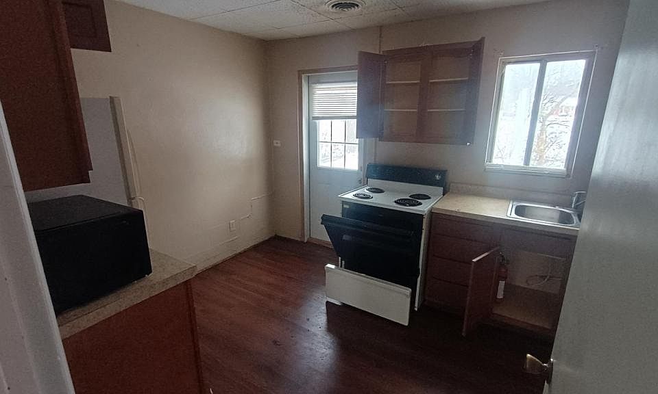 2nd image of 902 N Du Quoin St APT 1