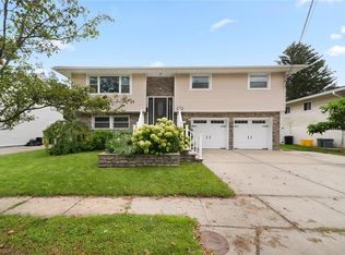 283 Manetto Hill Rd, Plainview, NY 11803