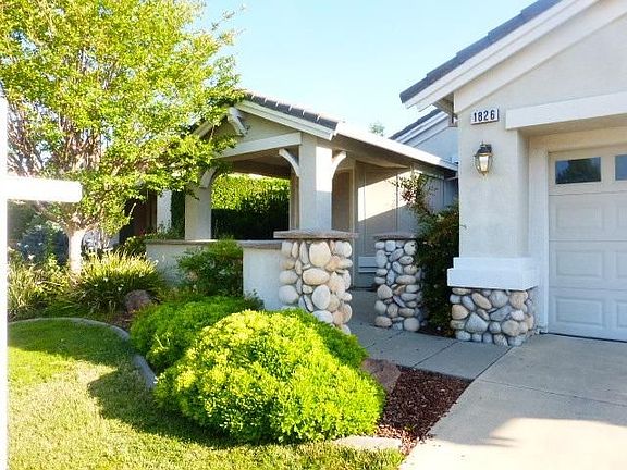 3rd image of 1826 Monument Dr