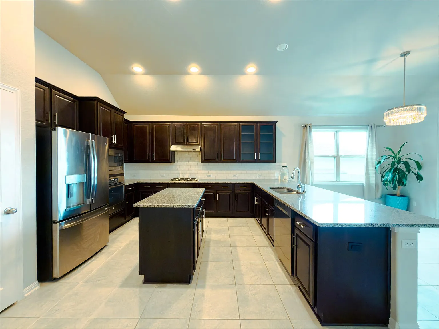 4 bed, 2.0 bath, 2082 sqft, $2,395 — Photo 2