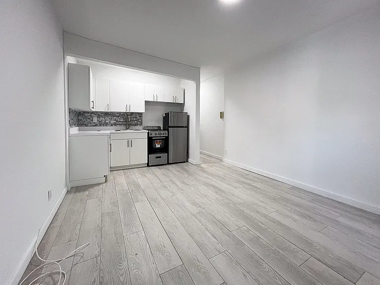 230 E 14th St #1R — Photo 2