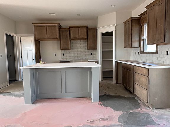 4th image of 136 E Hickam St