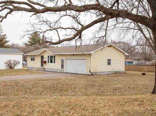 3003 Hiawatha Rd, Cedar Falls, IA 50613