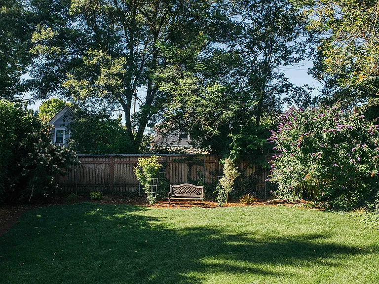 533 NE Graham St — Photo 28