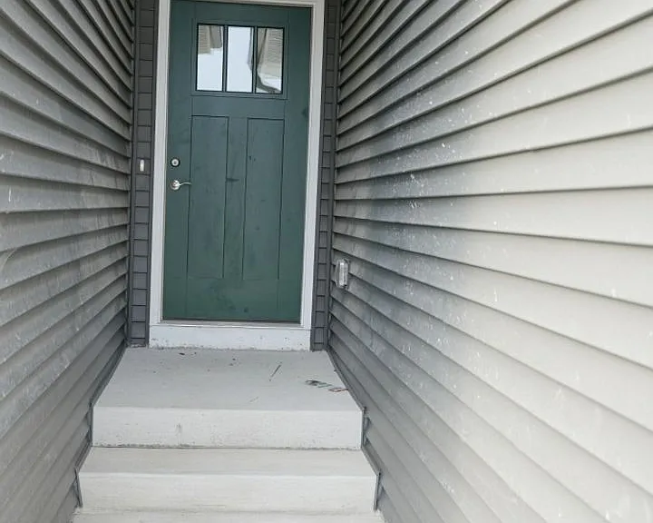 690 SE Mesa Dr — Photo 2